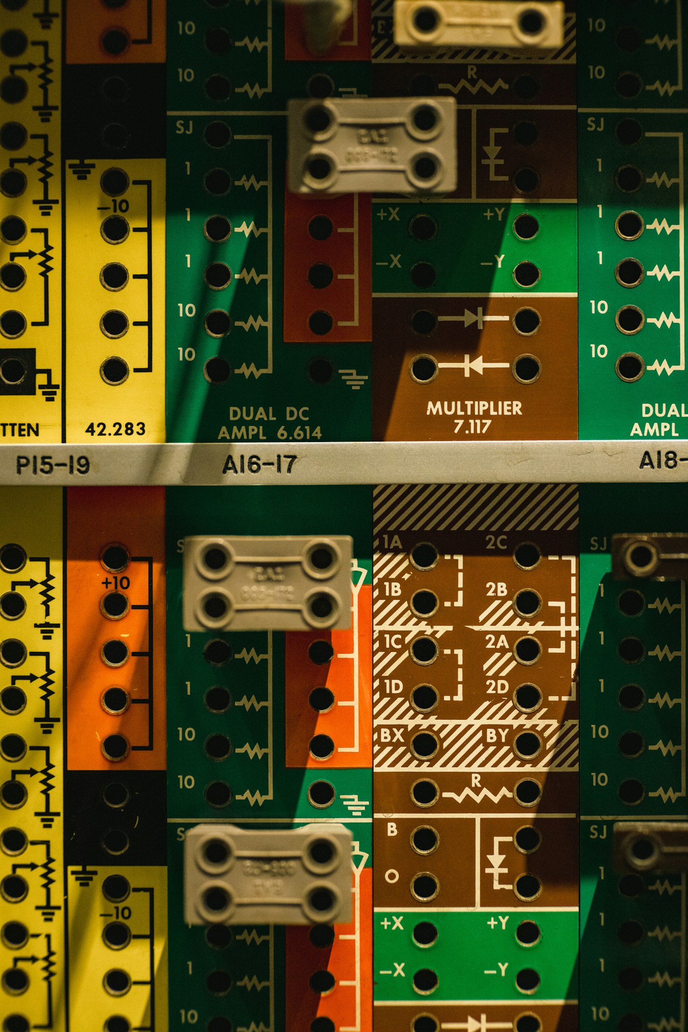 Detailaufnahme elektronischer Bauteile einer Platine